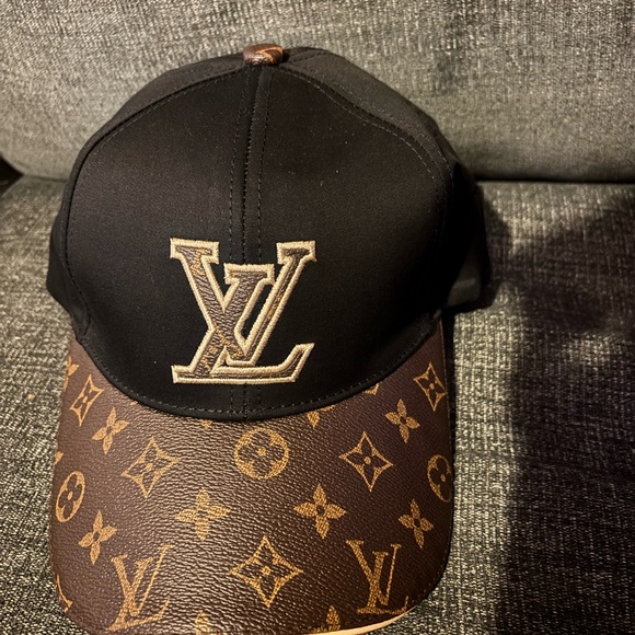 L Black and Brown Monogram Cap - Picture 1 of 2